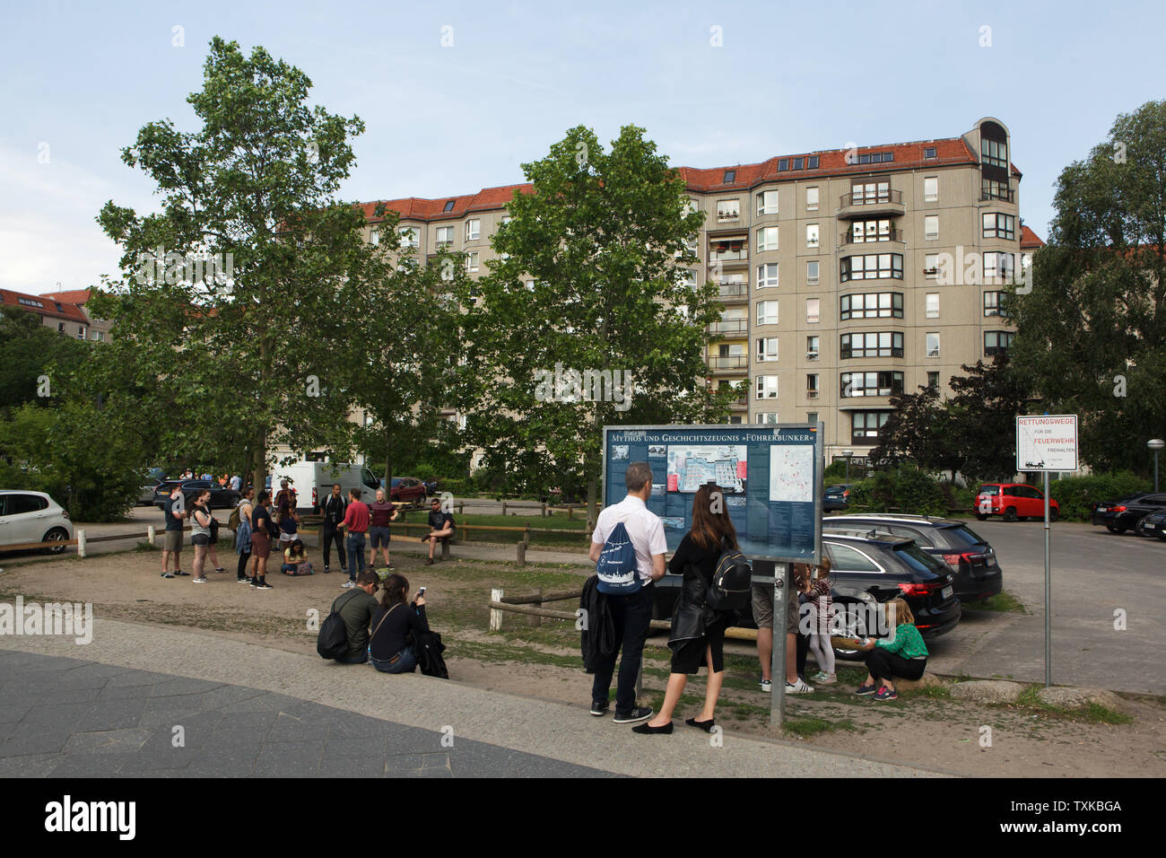 Les touristes lire une explication de texte sur l'endroit où le Führerbunker était une fois dans le jardin de la Chancellerie du Reich (Reichskanzlei), maintenant en Gertrud-Kolmar-Straße à Berlin, Allemagne. Adolf Hitler et Eva Braun se suicidèrent dans le Führerbunker le 30 avril 1945. Banque D'Images