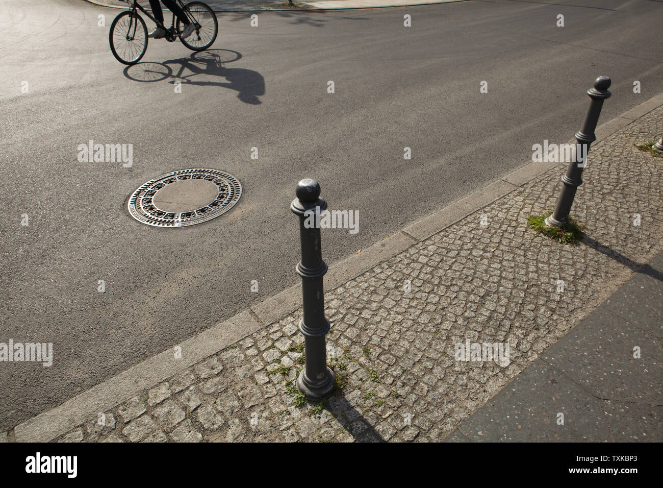 Couvercle de trou d'environ sur l'endroit où le cadavre d'Adolf Hitler a été enterré de côté l'entrée du Führerbunker dans le jardin de la Chancellerie du Reich (Reichskanzlei) après qu'il ait commis le suicide, maintenant en Gertrud-Kolmar-Straße à Berlin, Allemagne. Adolf Hitler et Eva Braun se suicidèrent dans le Führerbunker le 30 avril 1945. Banque D'Images