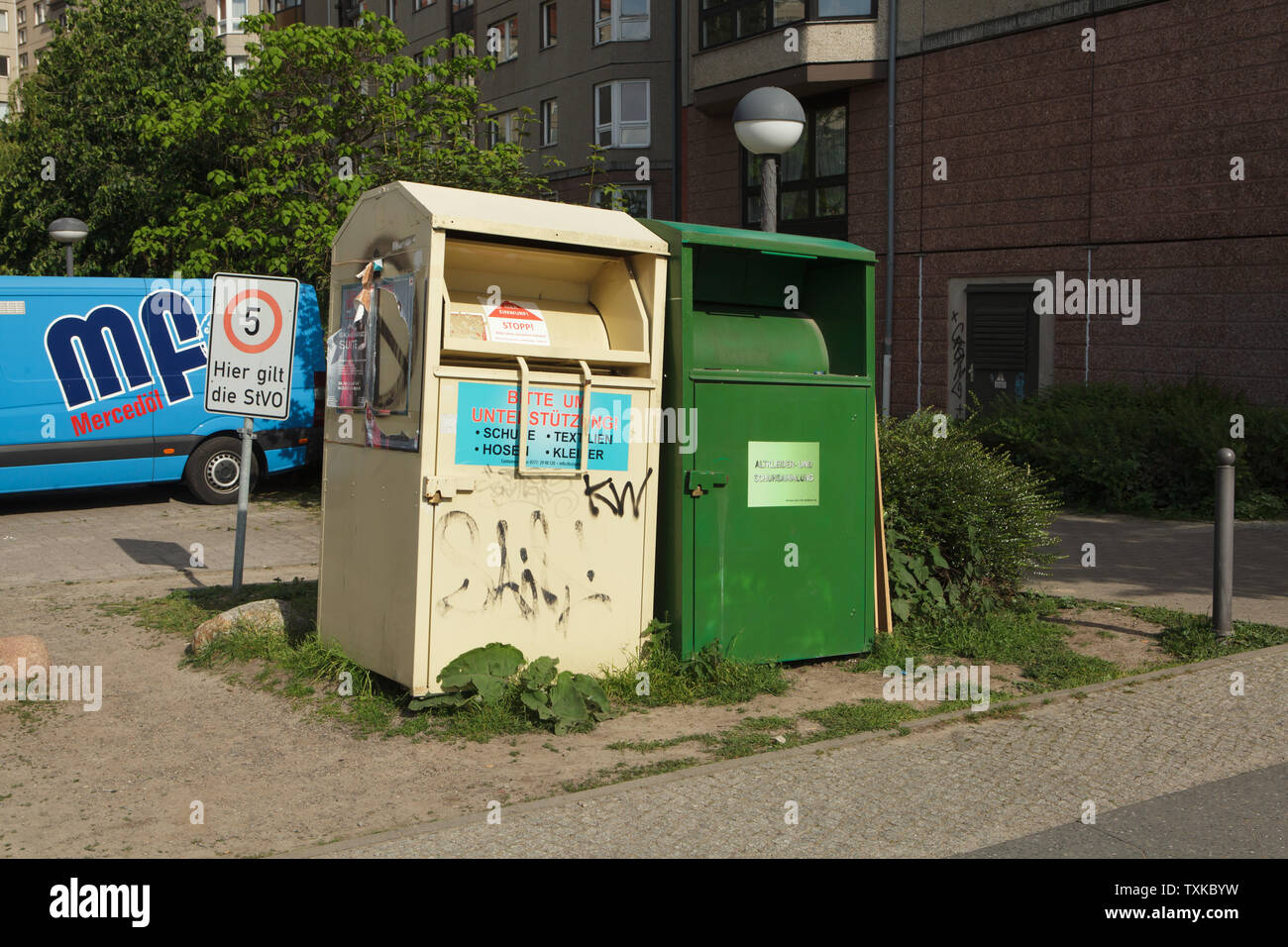 Deux boîtes de dépôt pour la collecte de dons de vêtements et de chaussures utilisées environ exactement sur l'endroit où Adolf Hitler s'est suicidé dans le Führerbunker dans le jardin de la Chancellerie du Reich (Reichskanzlei), maintenant en Gertrud-Kolmar-Straße à Berlin, Allemagne. Adolf Hitler et Eva Braun se suicidèrent dans le Führerbunker le 30 avril 1945. Banque D'Images