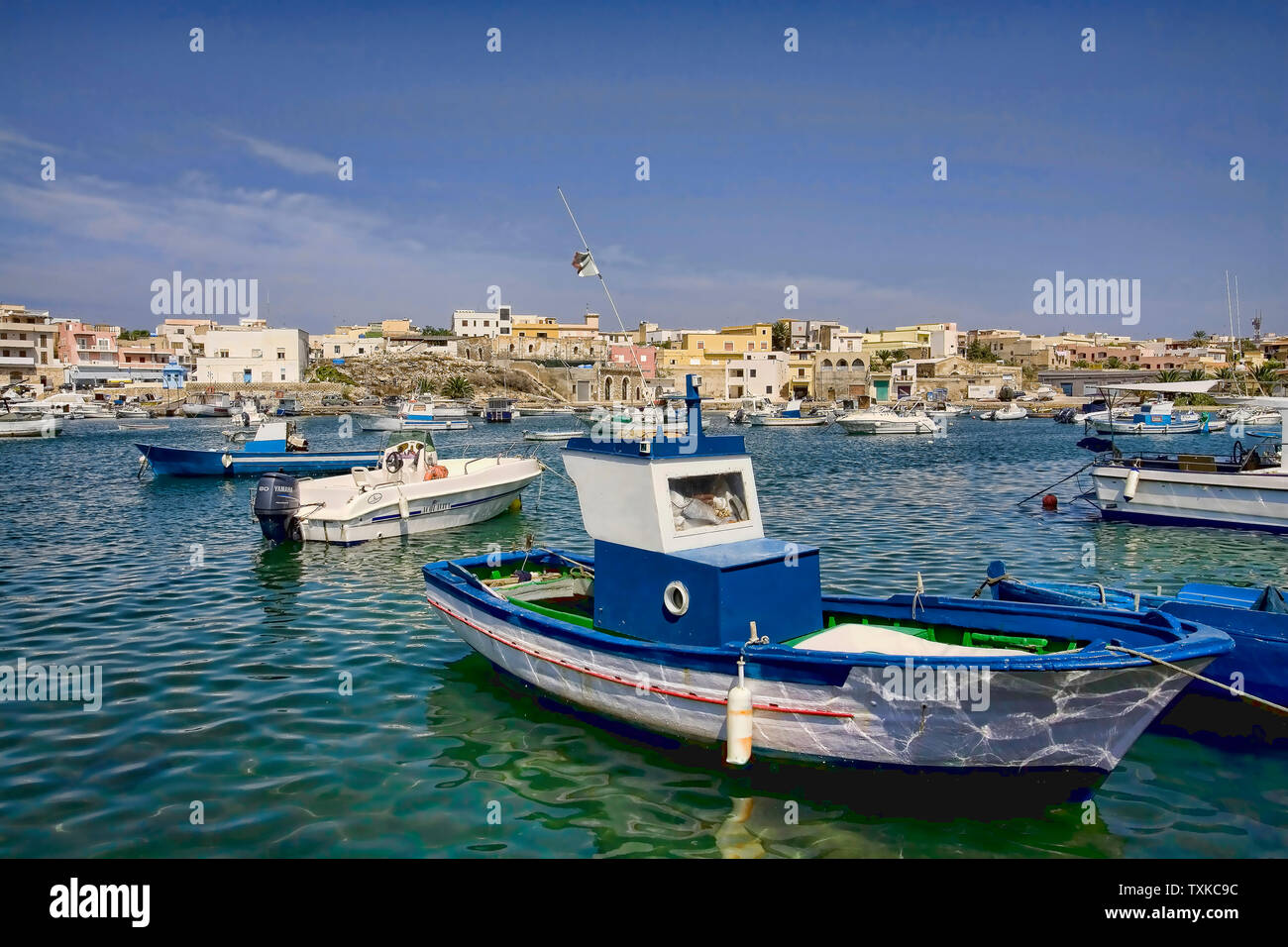 Bateaux de pêche au port de l'île de Lampedusa en Italie Sicile Banque D'Images