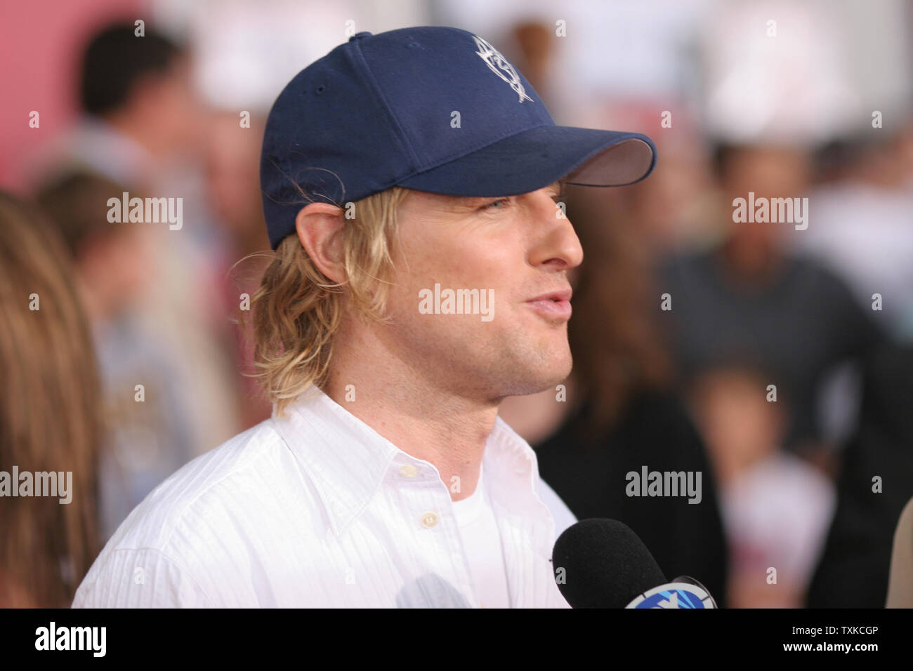 L'acteur Owen Wilson (Flash McQueen) arrive sur le tapis rouge pour une entrevue lors de la première mondiale montrant des studios Disney-PIXAR film 'Cars' au Lowe's Motor Speedway à Charlotte, NC, le 26 mai 2006. (Photo d'UPI/Bob Carey) Banque D'Images