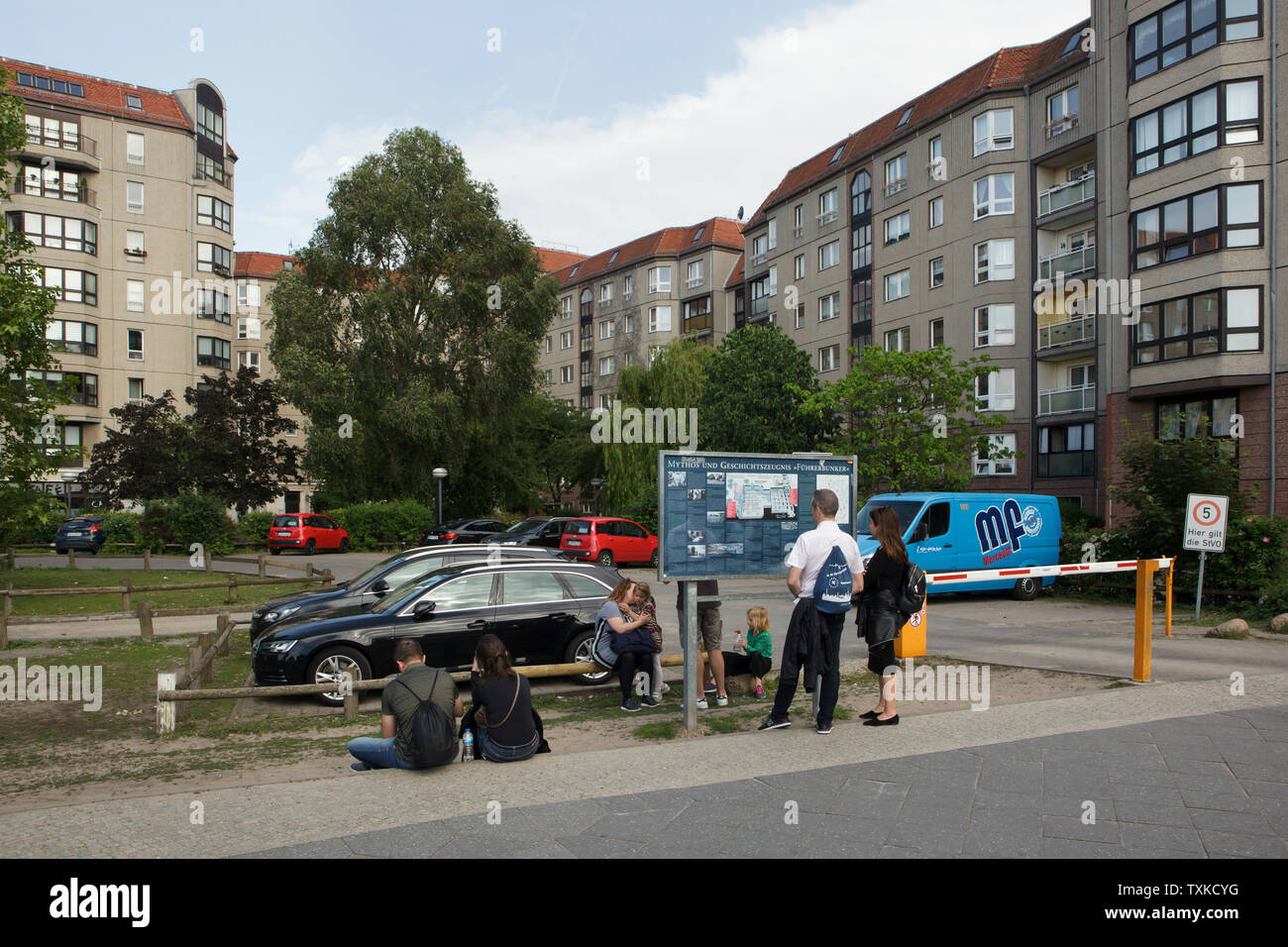 Les touristes lire une explication de texte sur l'endroit où le Führerbunker était une fois dans le jardin de la Chancellerie du Reich (Reichskanzlei), maintenant en Gertrud-Kolmar-Straße à Berlin, Allemagne. Adolf Hitler et Eva Braun se suicidèrent dans le Führerbunker le 30 avril 1945. Banque D'Images