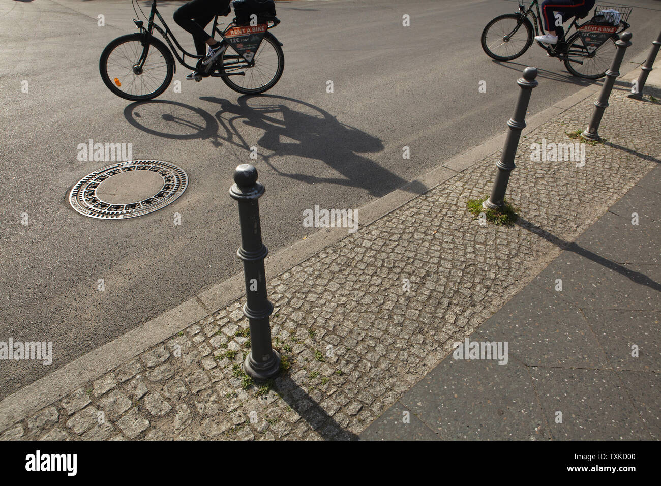 Couvercle de trou d'environ sur l'endroit où le cadavre d'Adolf Hitler a été enterré de côté l'entrée du Führerbunker dans le jardin de la Chancellerie du Reich (Reichskanzlei) après qu'il ait commis le suicide, maintenant en Gertrud-Kolmar-Straße à Berlin, Allemagne. Adolf Hitler et Eva Braun se suicidèrent dans le Führerbunker le 30 avril 1945. Banque D'Images