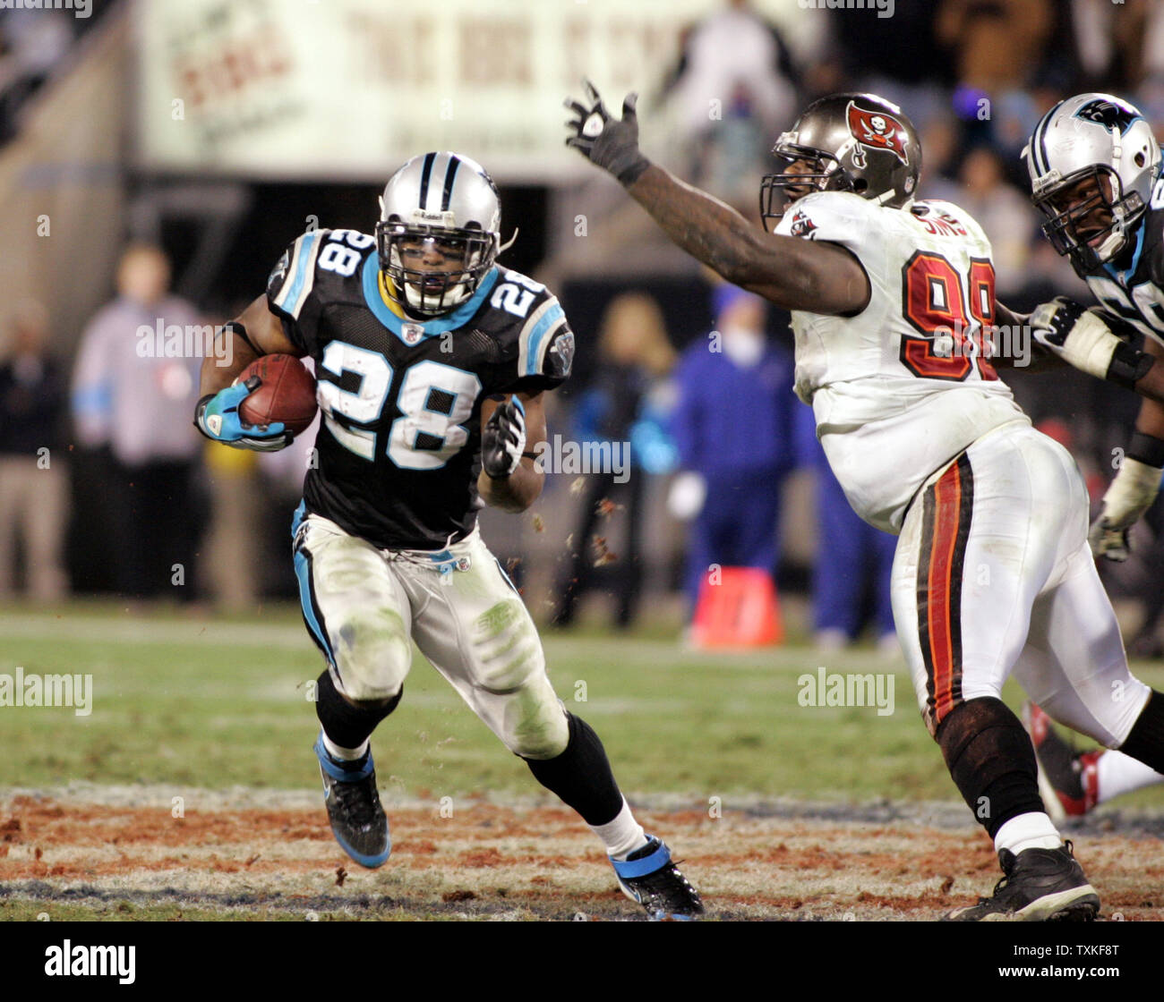 Caroline panthère d'utiliser de nouveau Jonathan Stewart (28) rompt avec contre Tampa Bay Buccaneers attaquer défensif Ryan Sims comme il court pour une première au stade Bank of America à Charlotte, Caroline du Nord le lundi 8 décembre 2008. Carolina a gagné 38-23. (Photo d'UPI/Nell Redmond) Banque D'Images