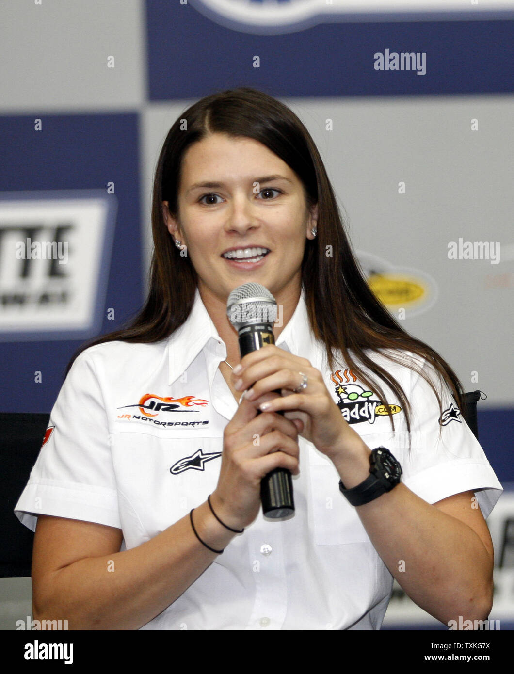 Voiture de course Danica Patrick NASCAR 2011 discute de ses régimes au cours d'une conférence de presse au Charlotte Motor Speedway à Concord, Caroline du Nord le 15 octobre 2010. UPI/Nell Redmond . Banque D'Images