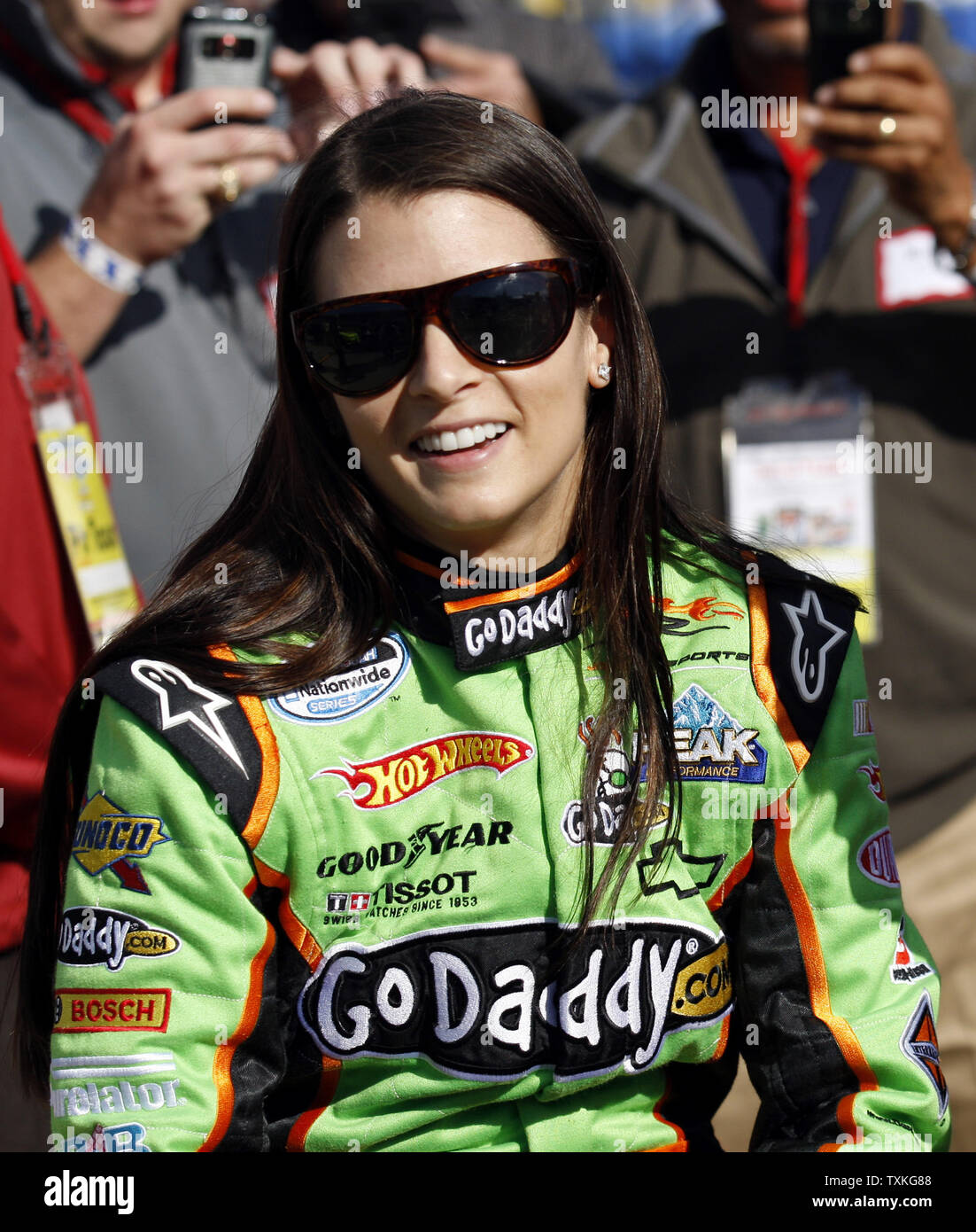 Voiture de course Danica Patrick attend son tour sur la piste, à l'occasion de la NASCAR Nationwide Series 300 Dollar General course sur le Charlotte Motor Speedway à Concord, Caroline du Nord le 15 octobre 2010. UPI/Nell Redmond . Banque D'Images