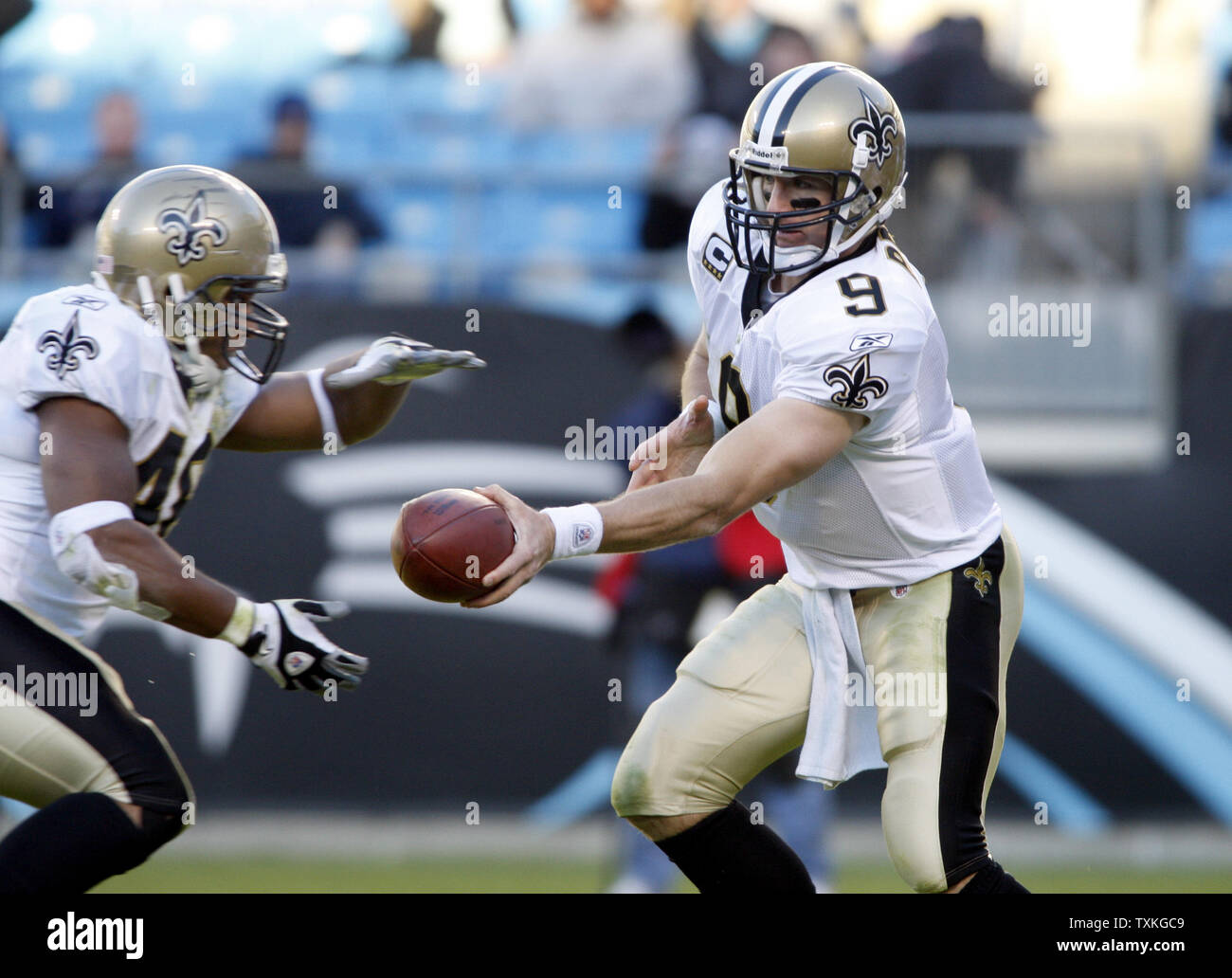 New Orleans Saints quarterback Drew Brees les mains sur le ballon pour le running back Ladell Betts dans la seconde moitié comme les Saints gagner 34-3 au stade Bank of America à Charlotte, Caroline du Nord le 7 novembre 2010. UPI/Nell Redmond . Banque D'Images