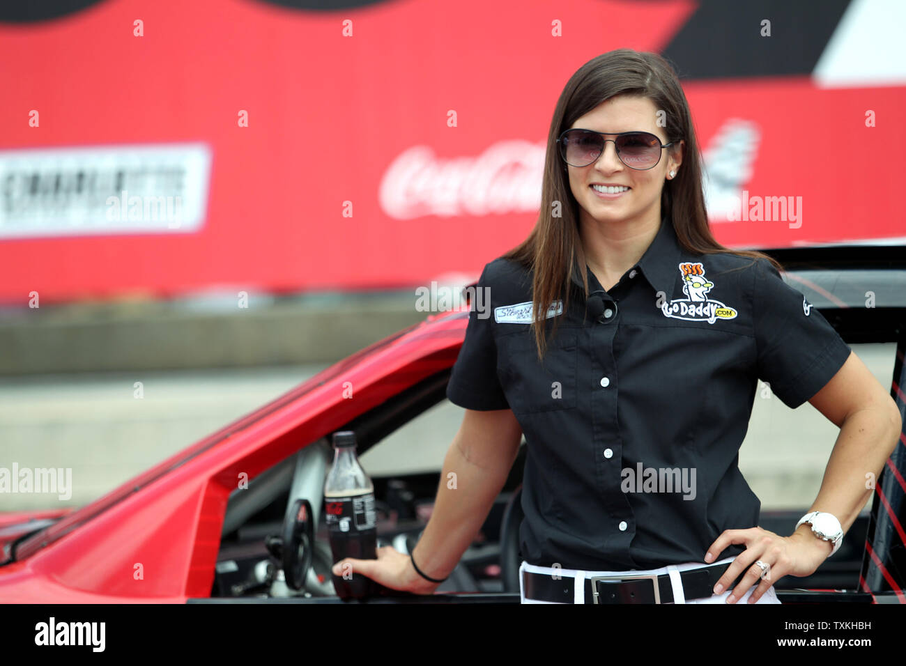 Voiture de course Danica Patrick se distingue par une voiture lors d'une comparution devant le Coca-Cola 600 course de NASCAR au Charlotte Motor Speedway à Concord, Caroline du Nord le 27 mai 2012. UPI/Nell Redmond. Banque D'Images