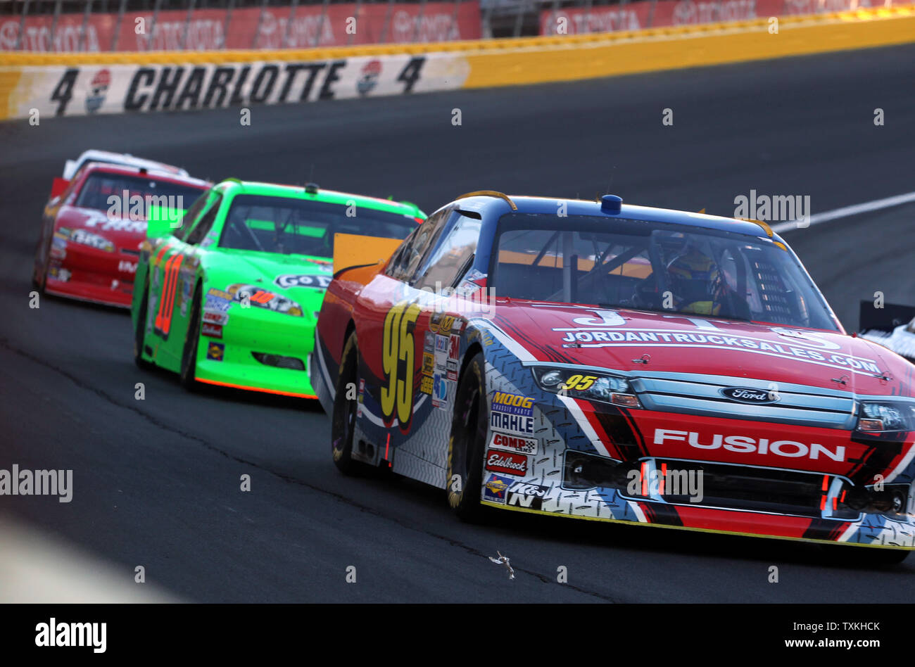 Cars race dans le Coca-Cola 600 course de NASCAR au Charlotte Motor Speedway à Concord, Caroline du Nord le 27 mai 2012. UPI/Nell Redmond. Banque D'Images