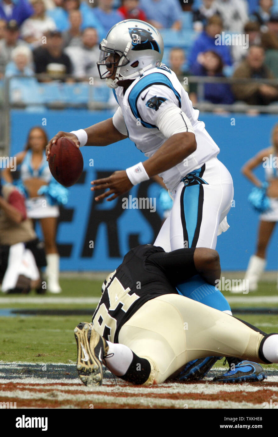 New Orleans Saints défensive fin Cameron Jordan sacks Panthers quarterback Cam Newton dans la première moitié d'un jeu de football américain NFL à Charlotte, Caroline du Nord le 16 septembre 2012. UPI/Nell Redmond . Banque D'Images