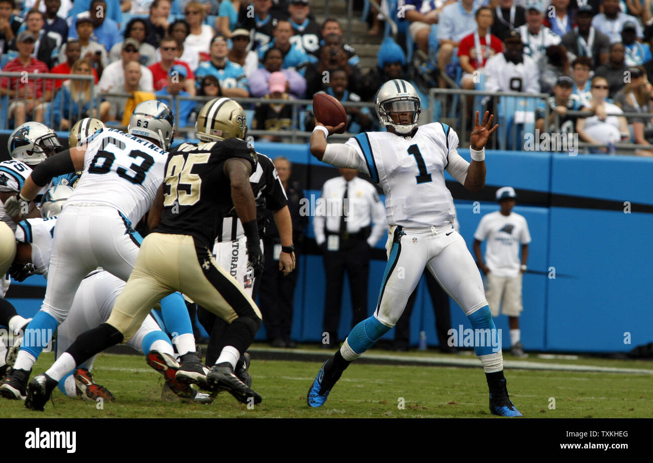 Panthers quarterback passe contre les New Orleans Saints dans la première moitié d'un jeu de football américain NFL à Charlotte, Caroline du Nord le 16 septembre 2012. UPI/Nell Redmond . Banque D'Images