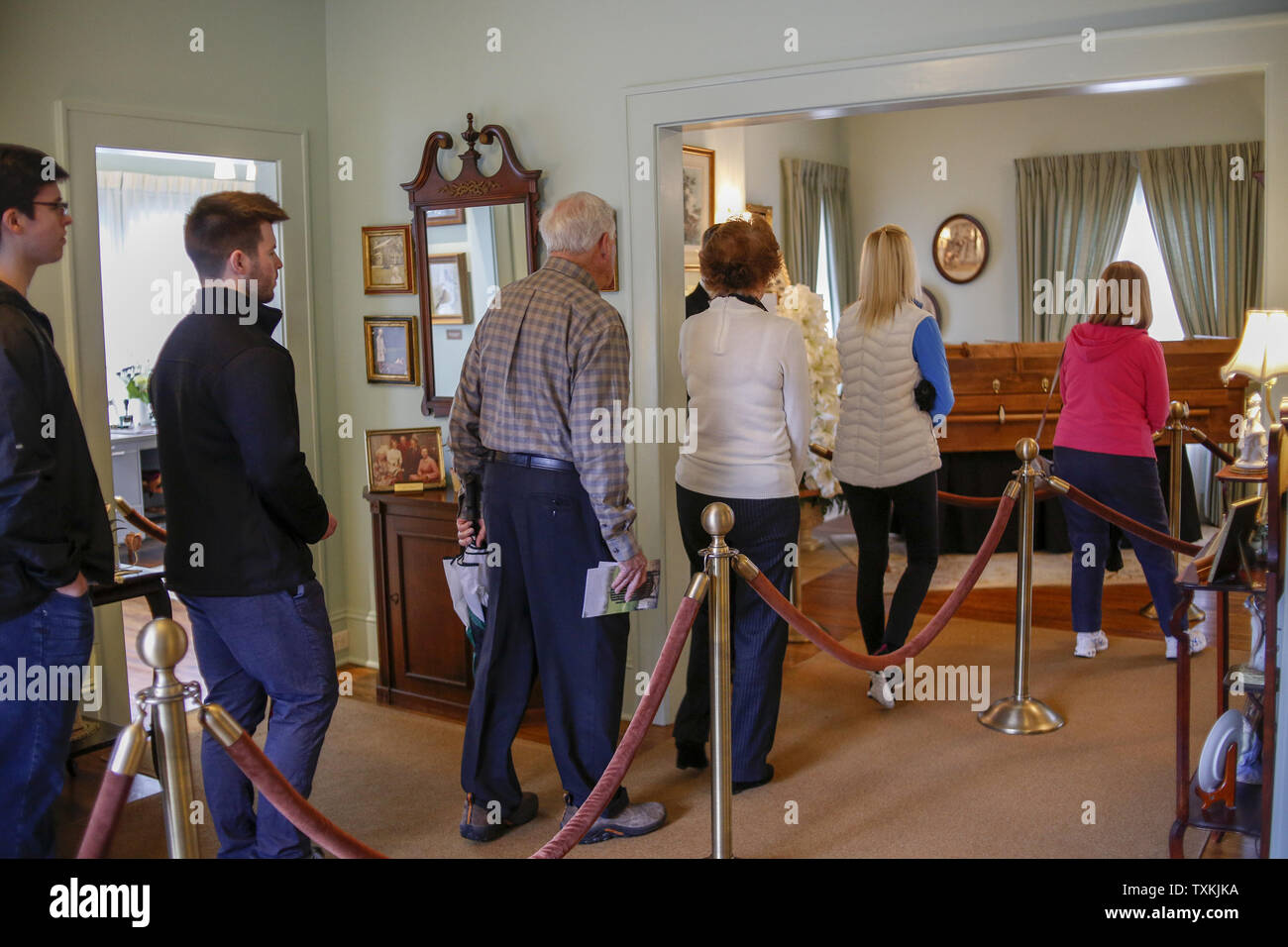 En deuil leurs hommages comme évangéliste Billy Graham se trouve au repos dans un cercueil fermé dans la maison d'enfance de Graham à la Billy Graham Library à Charlotte, Caroline du Nord le 26 février 2018. Graham est mort le 21 février 2018. Photo par Nell Redmond/UPI Banque D'Images