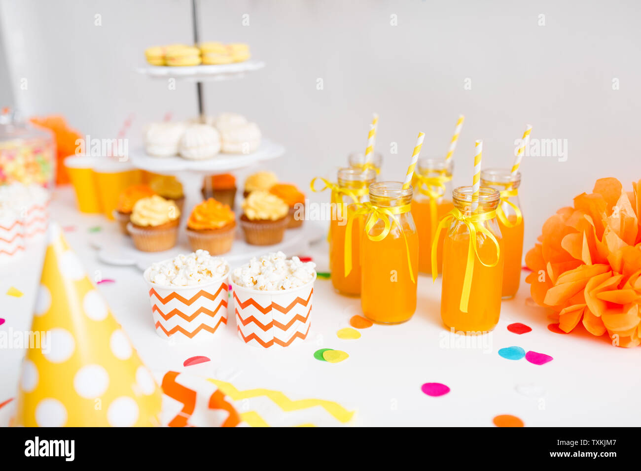 Limonade ou jus en bouteilles en verre et le popcorn Banque D'Images