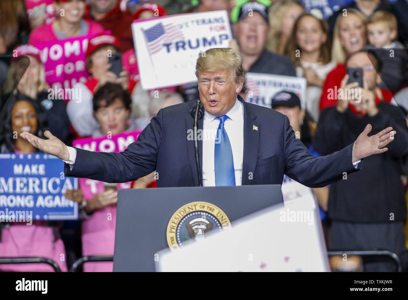 Le président Donald Trump prend la parole à un grand rassemblement de nouveau l'Amérique faire à Charlotte, Caroline du Nord le 26 octobre 2018. Photo par Nell Redmond/UPI. Banque D'Images