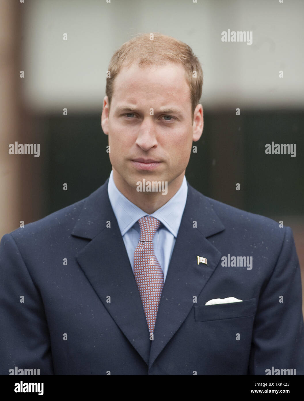 Le Prince William est à l'écoute le premier ministre Ghiz parler comme lui et sa femme Kate, le duc et la duchesse de Cambridge, visiter la Province House au cours de leur tournée royale à Charlottetown, Prince Edward Island, le 4 juillet 2011. UPI/Heinz Ruckemann Banque D'Images
