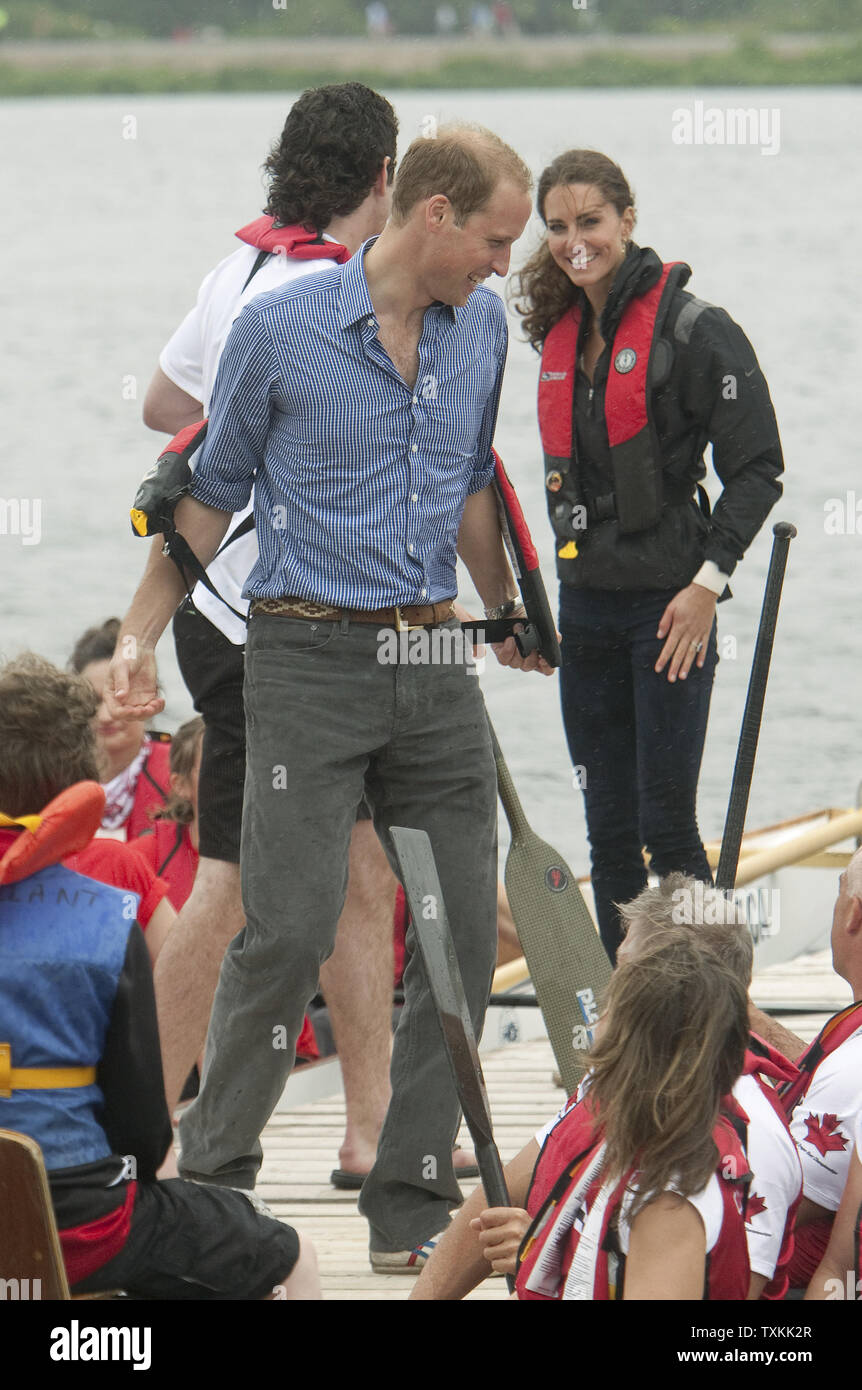 Le prince William et son épouse Kate, le duc et la duchesse de Cambridge, discuter de son équipe de battre le sien dans le dragon boat race across Dalvay lac près de Charlottetown, Prince Edward Island, le 4 juillet 2011. UPI/Heinz Ruckemann Banque D'Images