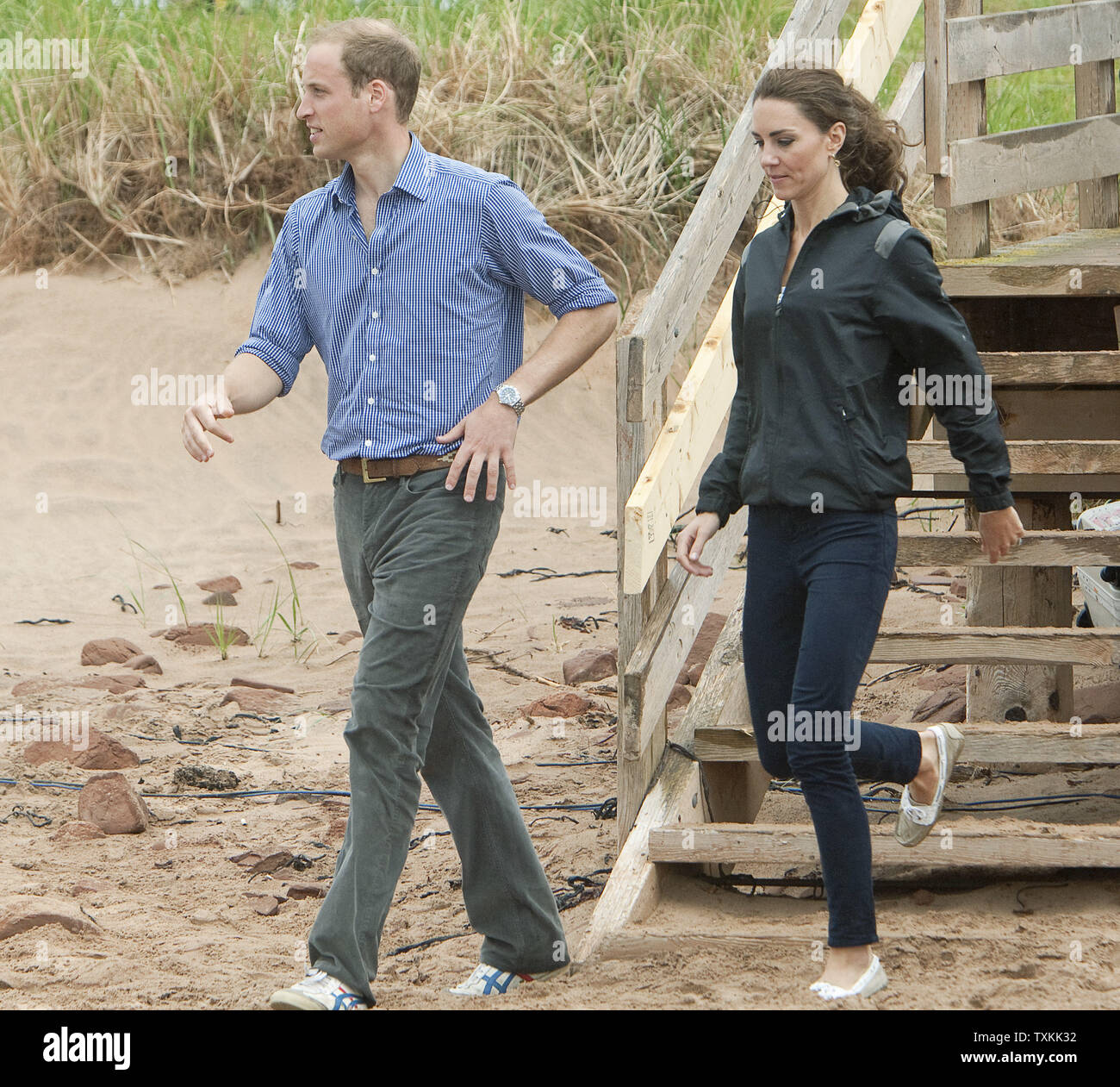 Le prince William et son épouse Kate, le duc et la duchesse de Cambridge, visitez la plage à By-The-Sea Dalvay durant leur tournée royale près de Charlottetown, Prince Edward Island, le 4 juillet 2011. UPI/Heinz Ruckemann Banque D'Images