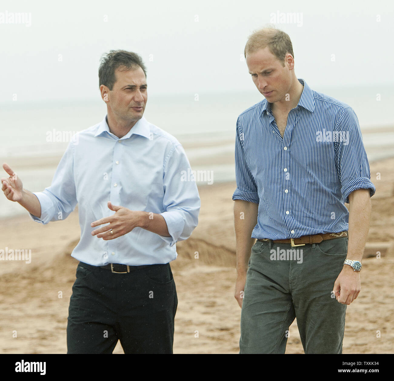 Le prince William s'entretient avec le Premier ministre Ghiz comme lui et sa femme Kate, le duc et la duchesse de Cambridge, visitez la plage à By-The-Sea Dalvay durant leur tournée royale près de Charlottetown, Prince Edward Island, le 4 juillet 2011. UPI/Heinz Ruckemann Banque D'Images