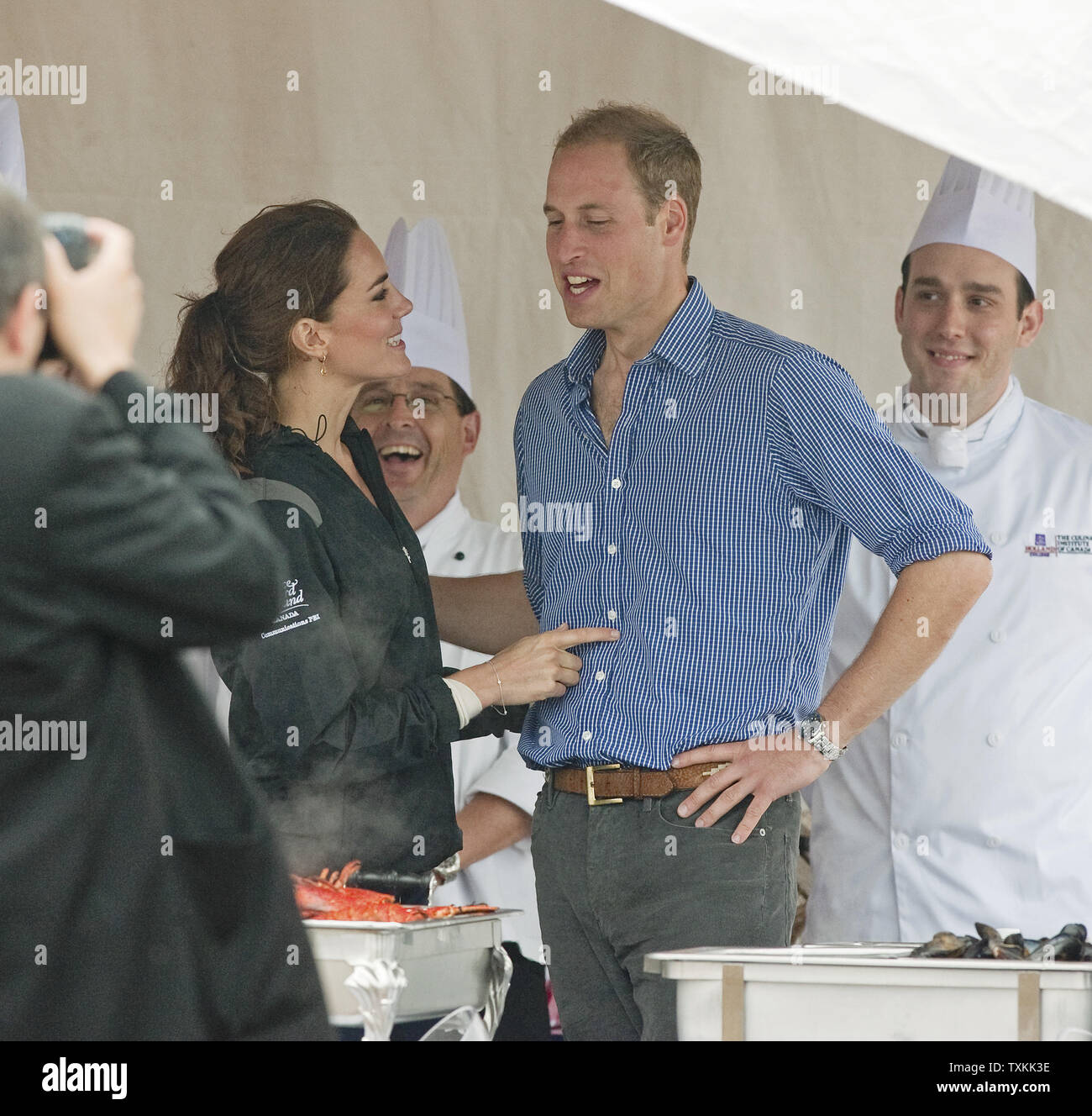 Le prince William et son épouse Kate, le duc et la duchesse de Cambridge, discuter à un homard station culinaire sur la plage à la maison Dalvay-By-The mer au cours de leur tournée royale près de Charlottetown, Prince Edward Island, le 4 juillet 2011. UPI/Heinz Ruckemann Banque D'Images