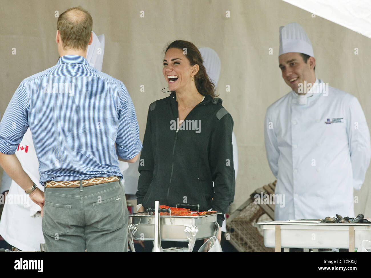 Le prince William et son épouse Kate, le duc et la duchesse de Cambridge, discuter à un homard station culinaire sur la plage à la maison Dalvay-By-The mer au cours de leur tournée royale près de Charlottetown, Prince Edward Island, le 4 juillet 2011. UPI/Heinz Ruckemann Banque D'Images