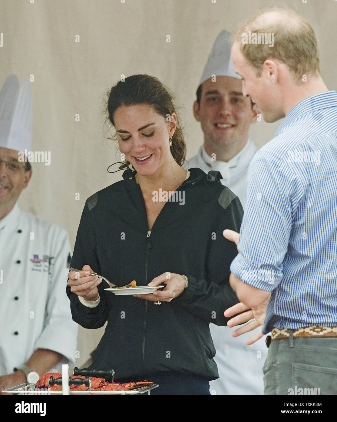 Le prince William et son épouse Kate, le duc et la duchesse de Cambridge, goûter à une station culinaire homard sur la plage à la maison Dalvay-By-The mer au cours de leur tournée royale près de Charlottetown, Prince Edward Island, le 4 juillet 2011. UPI/Heinz Ruckemann Banque D'Images