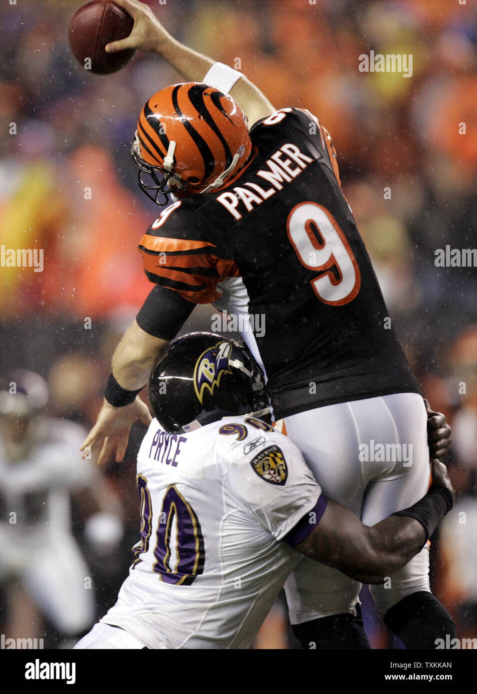 Baltimore Ravens défensive fin Trevor : (90) sacs Cincinnati Bengals quart-arrière Carson Palmer (9) au Stade Paul Brown à Cincinnati le 30 novembre 2006. Les Bengals défait les Ravens 13-7. (UPI Photo/Mark Cowan) Banque D'Images