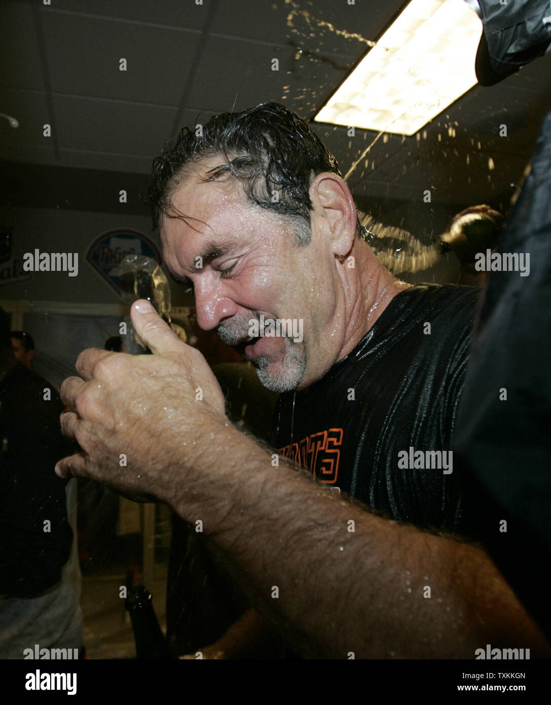 Giants de San Francisco manager Bruce Bochy est arrosé avec du champagne alors que l'équipe célèbre leur victoire 6-3 sur les Reds de Cincinnati dans le jeu 5 de leurs séries de division NL au Great American Ball Park, à Cincinnati, OH, le 11 octobre 2012. UPI/Mark Cowan Banque D'Images