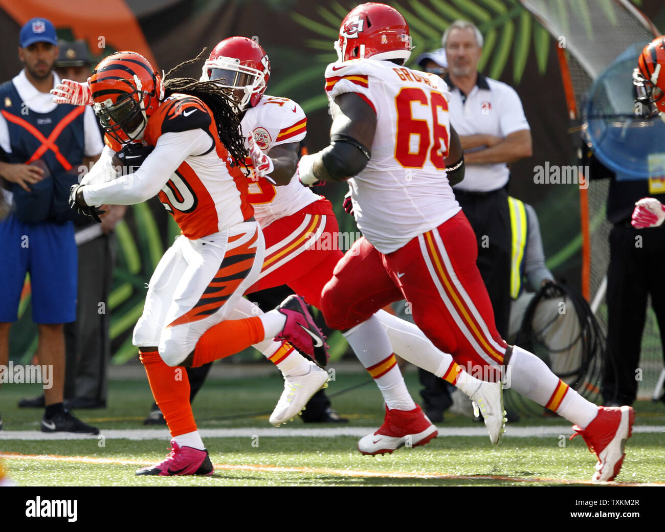 Cincinnati Bengals' Reggie Nelson (20) s'exécute en arrière un fumble sous la pression de Kansas City Chiefs' Ben Grubbs (66) au cours de la deuxième moitié de jouer au Stade Paul Brown à Cincinnati, Ohio, le 4 octobre 2015. Photo de John Sommers II/UPI Banque D'Images