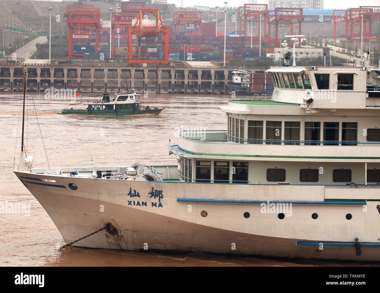 Un navire de patrouille chinois passe à l'intérieur des terres, le nouveau port à conteneurs en eau profonde, le premier du genre en Chine, sur la rivière Yangtze à Chongqing le 24 août 2010. À venir de la Chine plan de cinq ans, la carte routière officielle de la gouvernance dans le pays, devrait se concentrer sur la croissance de Chongqing centre pour la région. Chongqing, par de nombreuses mesures, n'est pas seulement la plus grande ville de Chine, mais l'un des plus grands du monde. UPI/Stephen Shaver Banque D'Images