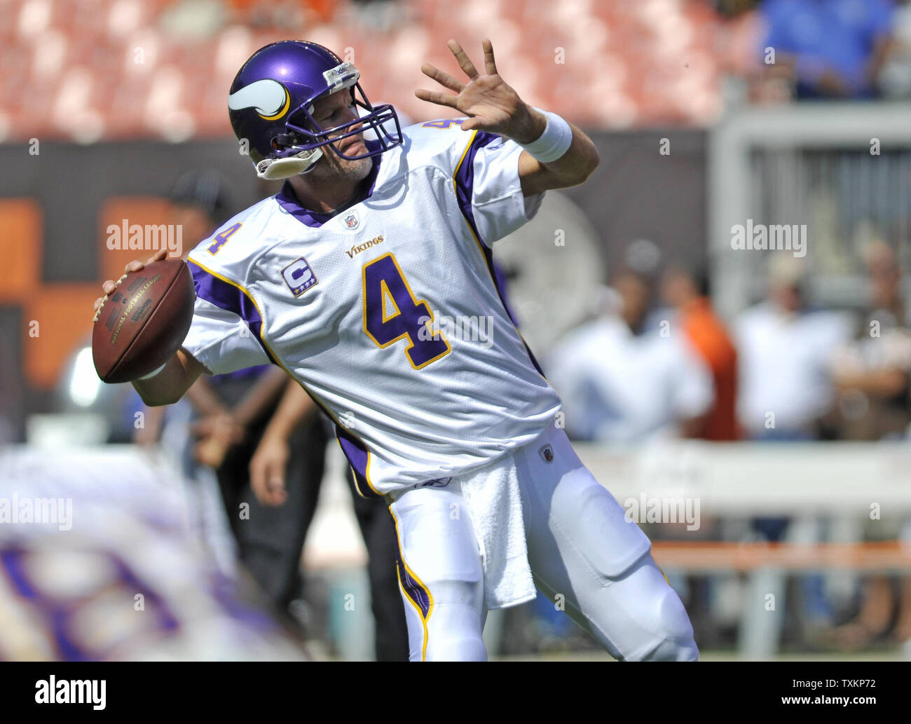 Minnesota Vikings quarterback Brett Favre (4) avant le début de la première partie de la saison régulière 2009 contre Cleveland Browns de Cleveland Browns Stadium le 22 août 2009. UPI/Jason Miller Banque D'Images