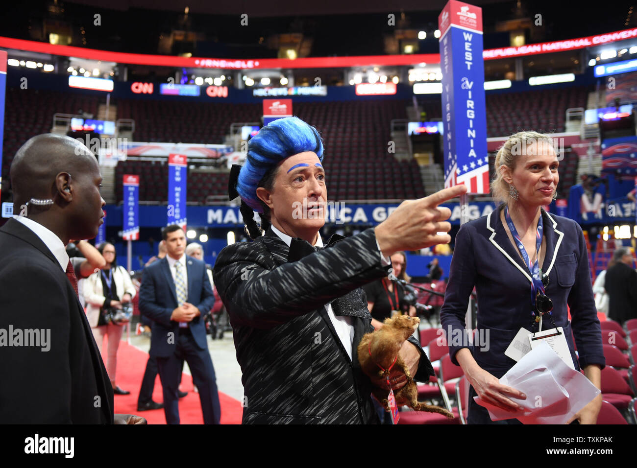 Stephen Colbert, qui héberge le Late Show sur CBS TV, dossiers un sketch pour son show sur le parquet de la Convention nationale du parti républicain à la Quicken Loans Arena de Cleveland, Ohio, le 17 juillet 2016. La convention commence le lundi 18 juillet et se termine le 19 juillet et devrait nommer Donald Trump à la présidence des États-Unis. Photo de Pat Benic/UPI Banque D'Images