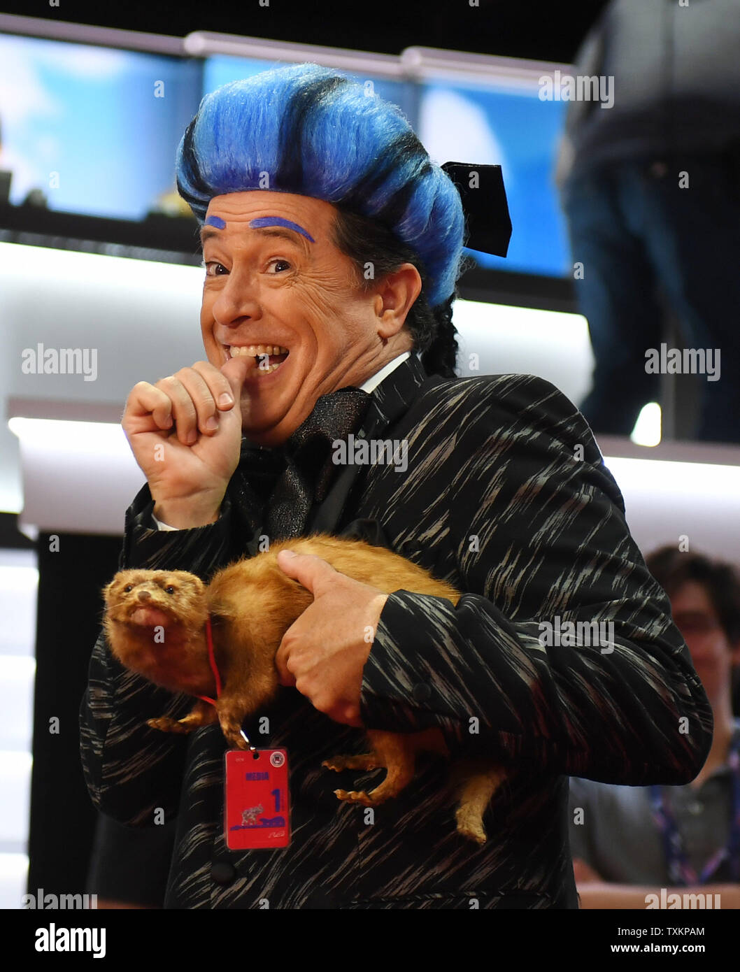 Stephen Colbert, qui héberge le Late Show sur CBS TV, dossiers un sketch pour son show sur le parquet de la Convention nationale du parti républicain à la Quicken Loans Arena de Cleveland, Ohio, le 17 juillet 2016. La convention commence le lundi 18 juillet et se termine le 19 juillet et devrait nommer Donald Trump à la présidence des États-Unis. Photo de Pat Benic/UPI Banque D'Images