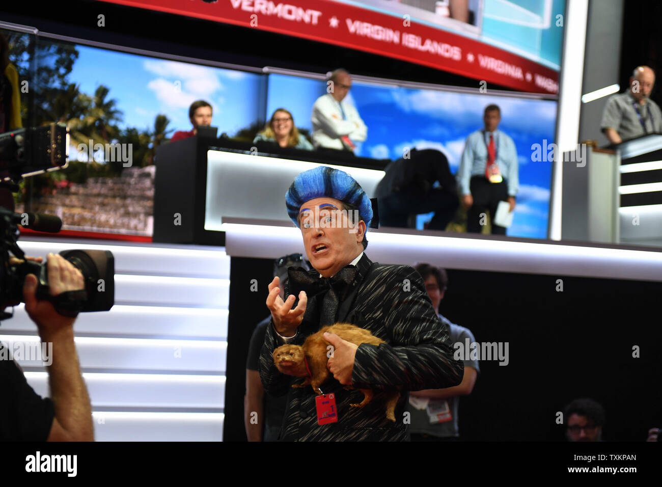 Stephen Colbert, qui héberge le Late Show sur CBS TV, dossiers un sketch pour son show sur le parquet de la Convention nationale du parti républicain à la Quicken Loans Arena de Cleveland, Ohio, le 17 juillet 2016. La convention commence le lundi 18 juillet et se termine le 19 juillet et devrait nommer Donald Trump à la présidence des États-Unis. Photo de Pat Benic/UPI Banque D'Images