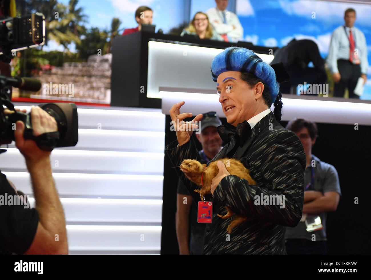 Stephen Colbert, qui héberge le Late Show sur CBS TV, dossiers un sketch pour son show sur le parquet de la Convention nationale du parti républicain à la Quicken Loans Arena de Cleveland, Ohio, le 17 juillet 2016. La convention commence le lundi 18 juillet et se termine le 19 juillet et devrait nommer Donald Trump à la présidence des États-Unis. Photo de Pat Benic/UPI Banque D'Images