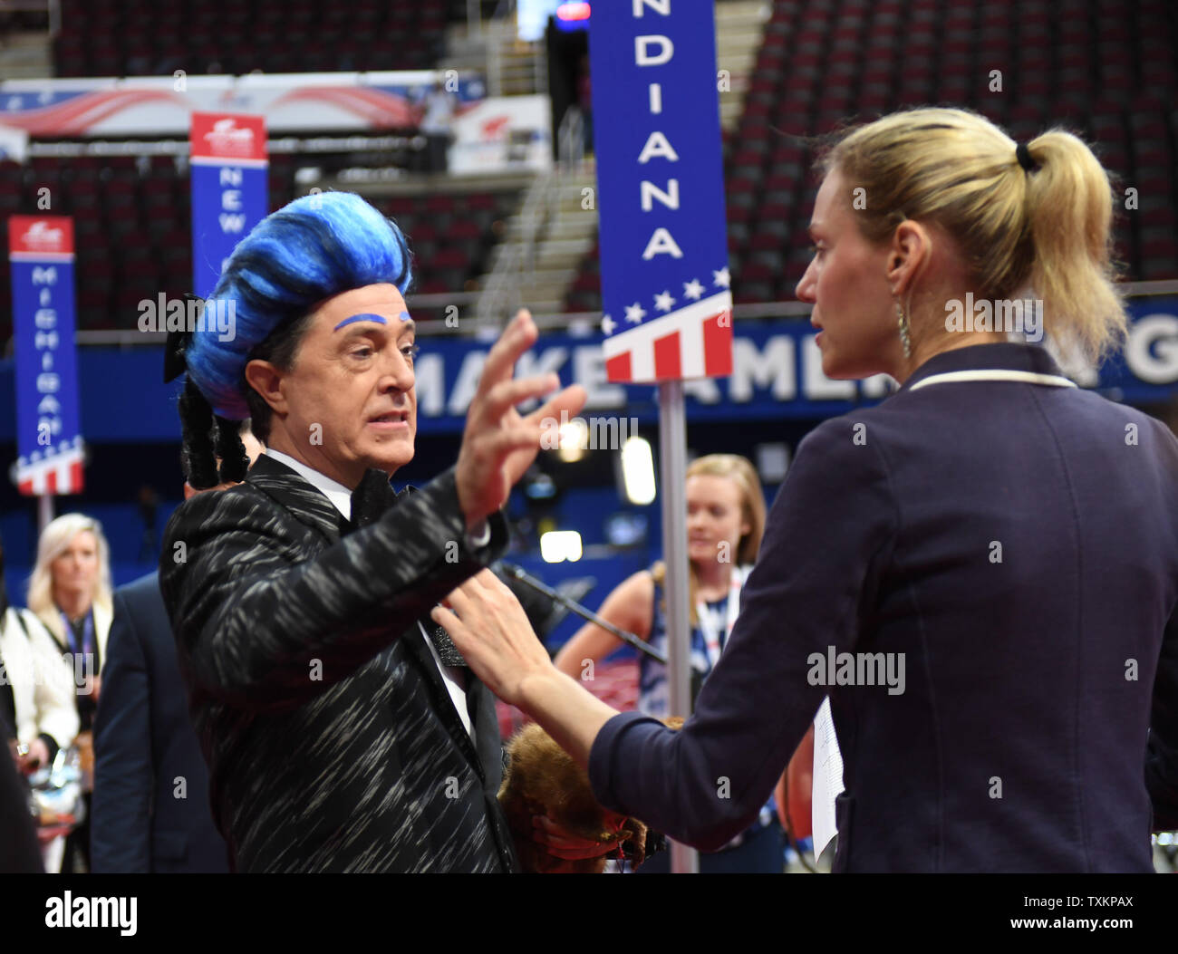 Stephen Colbert, qui héberge le Late Show sur CBS TV, parle avec son directeur comme il enregistre un sketch pour son show sur le parquet de la Convention nationale du parti républicain à la Quicken Loans Arena de Cleveland, Ohio, le 17 juillet 2016. La convention commence le lundi 18 juillet et se termine le 19 juillet et devrait nommer Donald Trump à la présidence des États-Unis. Photo de Pat Benic/UPI Banque D'Images