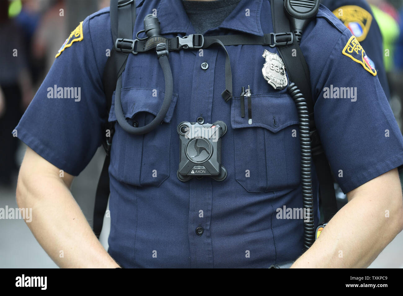 Cleveland police porter des caméras sur leur poitrine à la Convention nationale du Parti républicain au Quicken Loans Arena de Cleveland, Ohio, le 18 juillet 2016. Donald Trump va accepter officiellement l'investiture du parti républicain à la présidence jeudi soir 21 juillet. Photo de Mike Theiler/UPI Banque D'Images