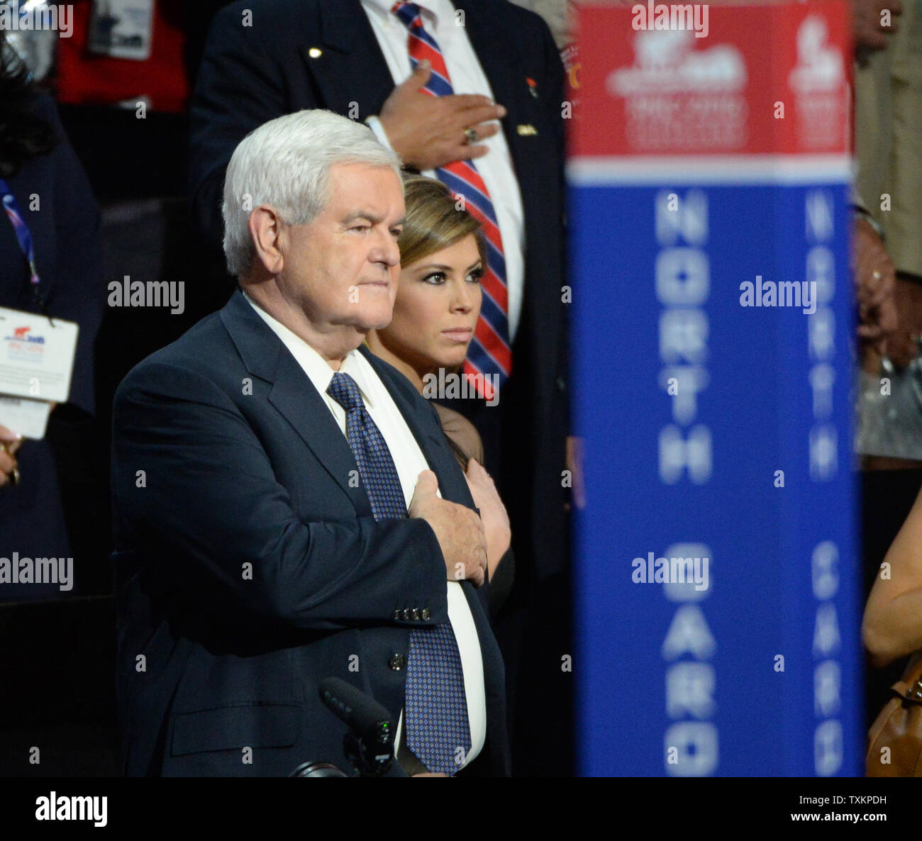 Ancien président de la Chambre Newt Gingrich salue les couleurs à la séance du soir de la première journée à la Convention nationale du Parti républicain au Quicken Loans Arena de Cleveland, Ohio, le 18 juillet 2016. Donald Trump va accepter officiellement l'investiture du parti républicain pour le président jeudi soir 21 juillet. Photo de Pat Benic/UPI Banque D'Images