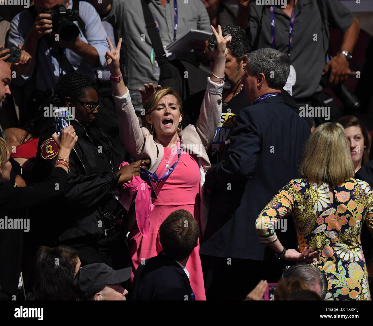 Un démonstrateur Code Rose hurle après la séance du soir de la première journée à la Convention nationale du Parti républicain au Quicken Loans Arena de Cleveland, Ohio, le 18 juillet 2016. Donald Trump va accepter officiellement l'investiture du parti républicain pour le président jeudi soir 21 juillet. Photo de Pat Benic/UPI Banque D'Images