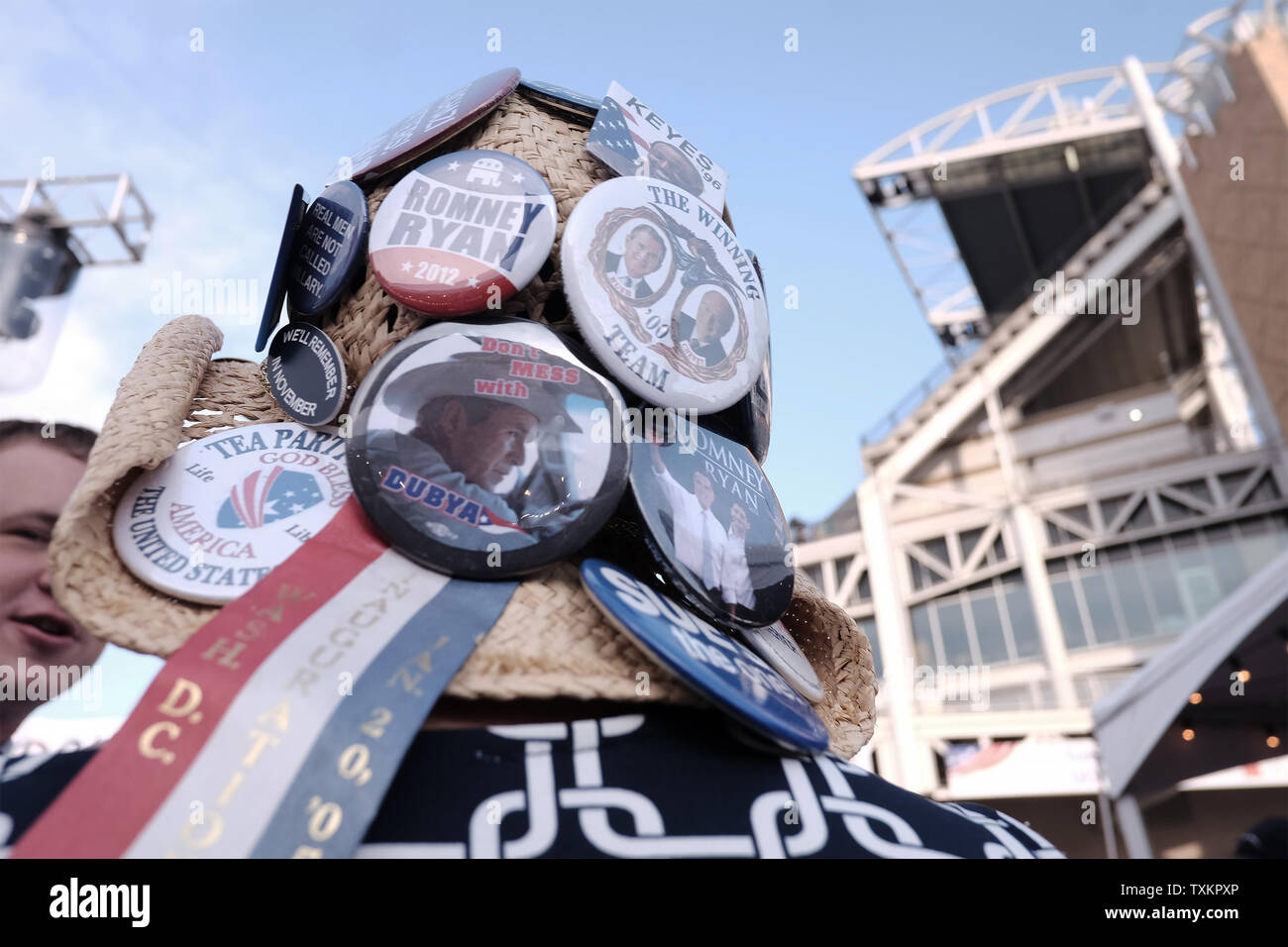 Un délégué porte un chapeau plein de vieux et de nouveaux boutons à la Convention nationale du Parti républicain au Quicken Loans Arena de Cleveland, Ohio, le 18 juillet 2016. Donald Trump va accepter officiellement l'investiture du parti républicain pour le président jeudi soir 21 juillet. Photo par Pete Marovich/UPI Banque D'Images