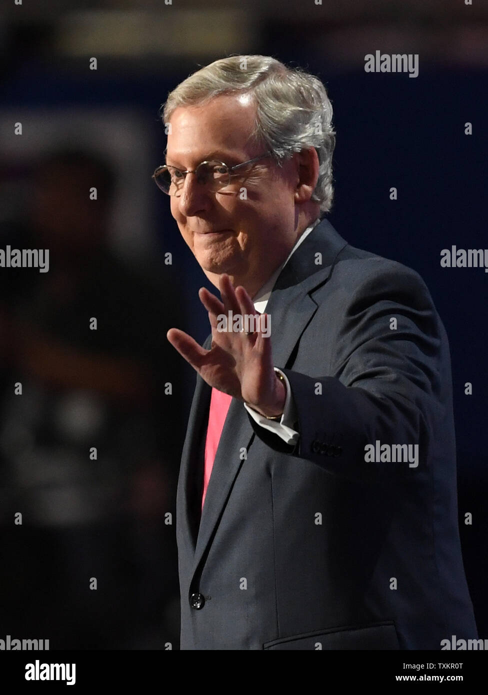 Le chef de la majorité au sénat américain Mitch McConnell (R-KY) vagues après avoir parlé sur la deuxième journée à la Convention nationale du Parti républicain au Quicken Loans Arena de Cleveland, Ohio, le 19 juillet 2016. Donald Trump va accepter officiellement l'investiture du parti républicain pour le président jeudi soir 21 juillet. Photo de Pat Benic/UPI Banque D'Images