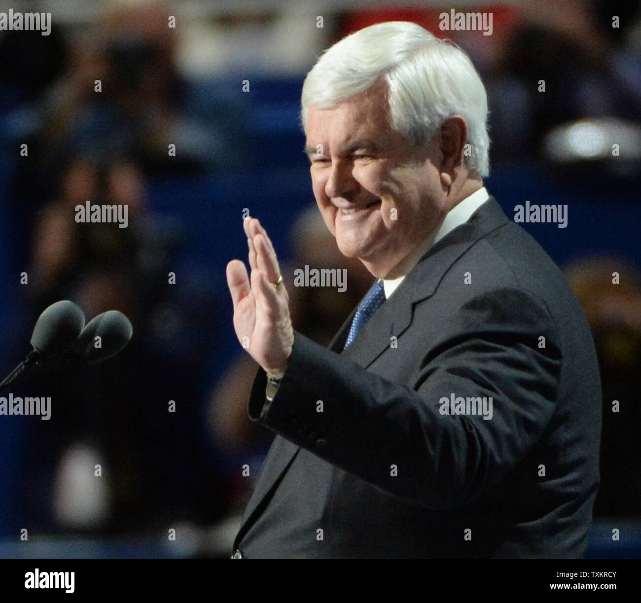 L'ancien président de la Chambre Newt Gingrich vagues avant de parler de la troisième journée de la Convention nationale du Parti républicain au Quicken Loans Arena de Cleveland, Ohio, le 20 juillet 2016. Donald Trump va accepter officiellement l'investiture du parti républicain pour le président jeudi soir 21 juillet. Photo de Pat Benic/UPI Banque D'Images