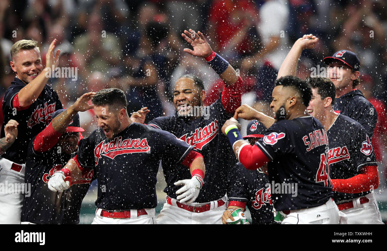 Les Indians de Cleveland Yan Gomes est versé dans l'eau après avoir frappé un home run run off trois en neuvième manche d'un match contre les Rockies du Colorado au Progressive Field de Cleveland, Ohio, le 8 août 2017. Photo par Aaron Josefczyk/UPI Banque D'Images