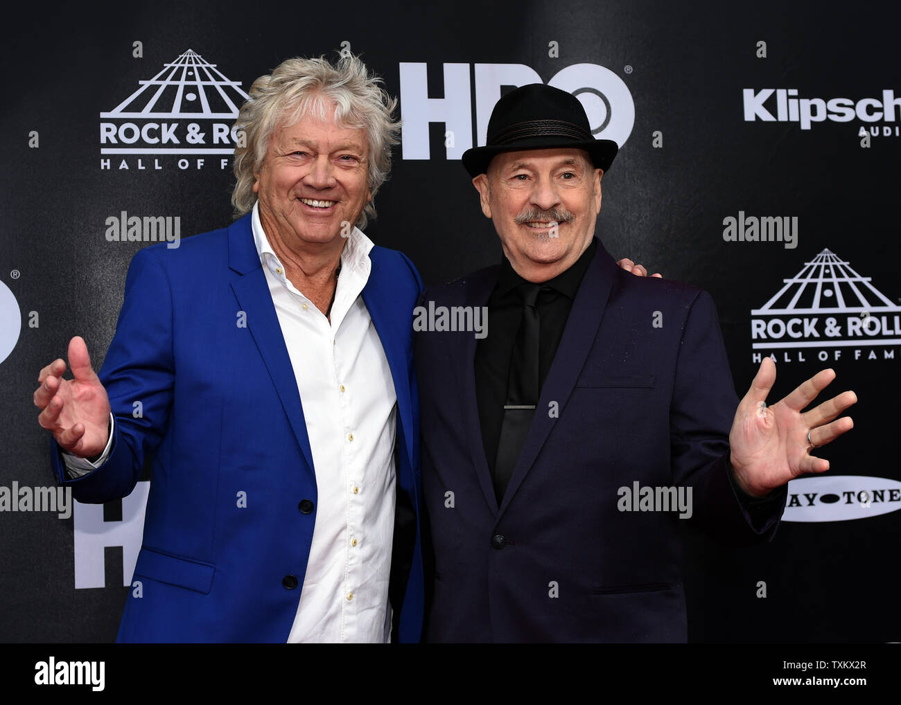 John Lodge (L) et Mike Pinder de Moody Blues posent pour une photo sur le tapis rouge à la 33e édition du Rock and Roll Hall of Fame Induction cérémonies au Public Hall le 14 avril 2018 à Cleveland (Ohio). Bon Jovi, les voitures et les quatre premiers candidats, y compris Nina Simone, sera intronisé samedi soir car le 2018 Rock & Roll Hall of Fame class. Photo par Scott McKinney/UPI Banque D'Images