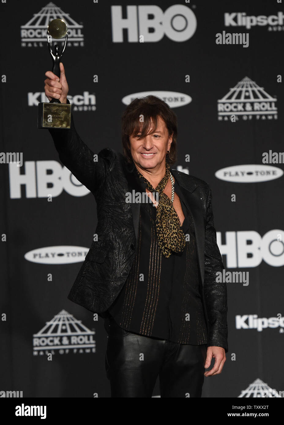 Richie Sambora de Bon Jovi pose pour photos à la 33e édition du Rock and Roll Hall of Fame Induction cérémonies au Public Hall le 14 avril 2018 à Cleveland (Ohio). Bon Jovi, les voitures et les quatre premiers candidats, y compris Nina Simone, sera intronisé samedi soir car le 2018 Rock & Roll Hall of Fame class. Photo par Scott McKinney/UPI Banque D'Images