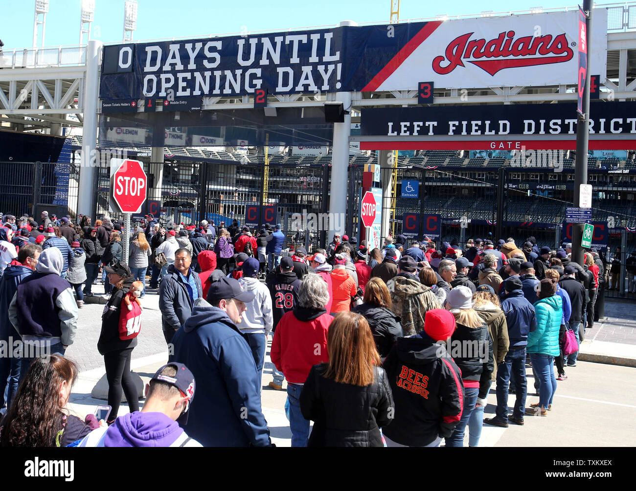 Les Indians de Cleveland fans attendre dans les 30 degrés de la température de l'air pour les portes à ouvrir pour les Indiens accueil match d'ouverture contre les White Sox de Chicago à Cleveland OH Avril 1, 2019. Photo par Aaron Josefczyk/UPI Banque D'Images