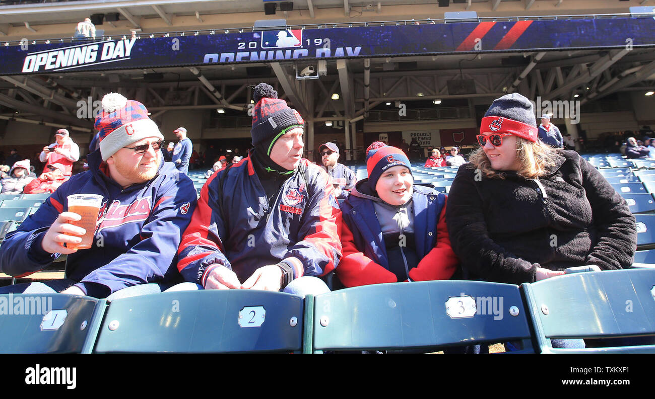 Les Indians de Cleveland fans s'asseoir dans leur siège en essayant de garder au chaud dans les 30 degrés de la température de l'air pendant qu'ils attendent pour le départ de l'accueil match d'ouverture contre les White Sox de Chicago à Cleveland OH Avril 1, 2019. Photo par Aaron Josefczyk/UPI Banque D'Images