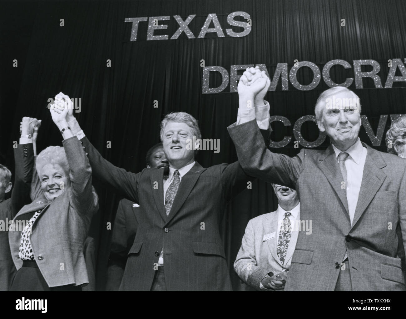 Le candidat démocrate Bill Clinton, Gouverneur de l'Arkansas (C) lève les mains avec le gouverneur du Texas Ann Richards (L) et le sénateur Lloyd Bentsen à la convention de l'État du Texas à Houston le 5 juin 1992. UPI/Bruno Torres Banque D'Images