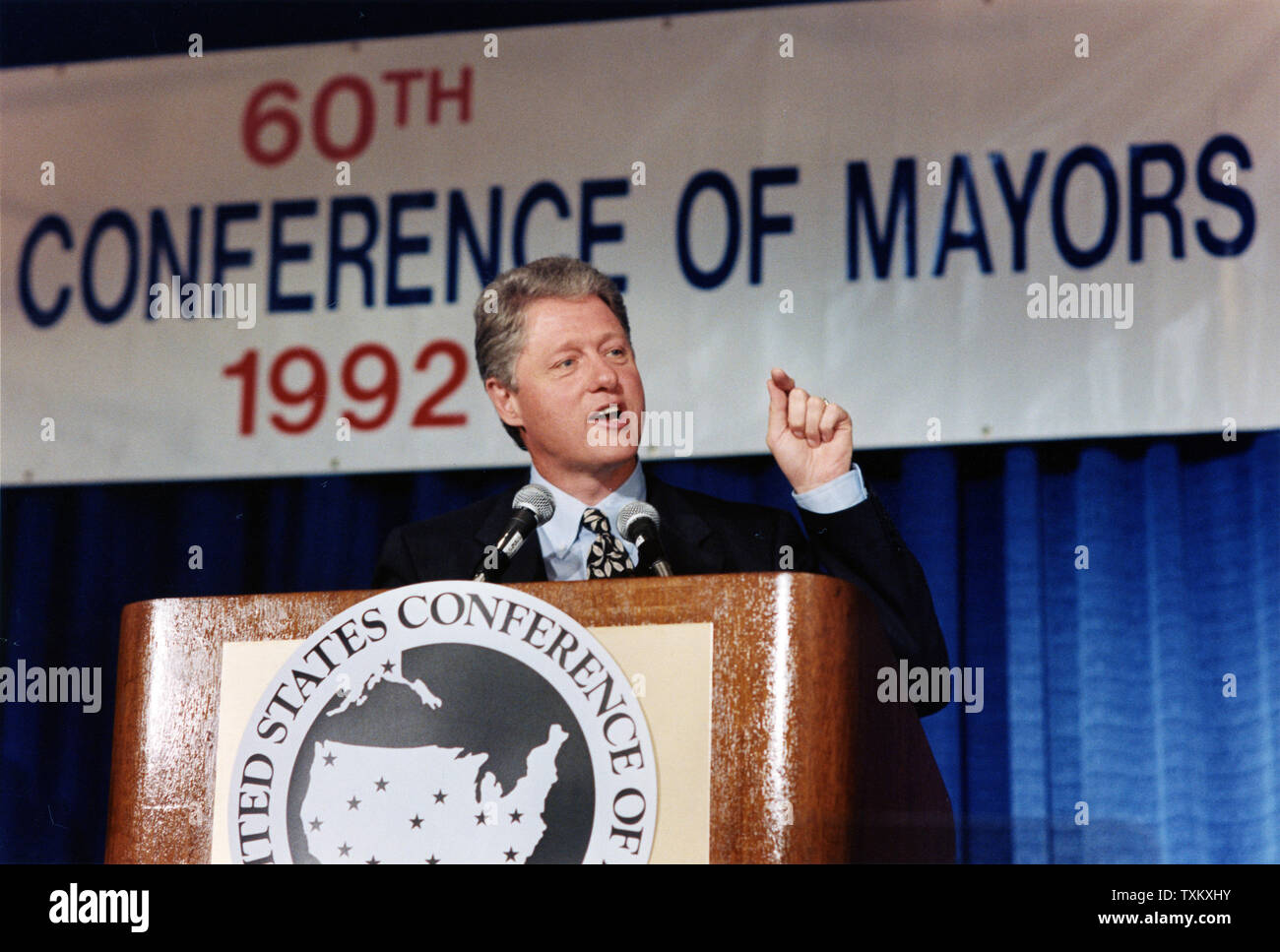 Le candidat démocrate à l'Arkansas Gov. Bill Clinton expose son plan de reconstruction économique du Nord lors de la réunion de la Conférence des maires des États-Unis dans la région de Houston, Texas, le 22 juin 1992. UPI/Bruno Torres Banque D'Images