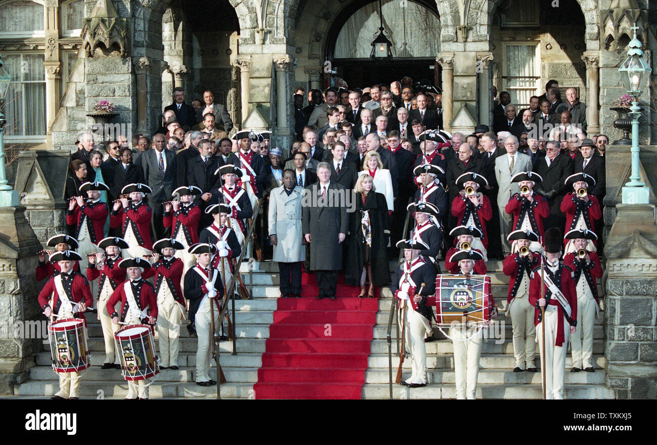 Le président élu, Bill Clinton, Hillary Clinton, Vice-président élu Al Gore et Tipper Gore assister à une réception diplomatique à l'Université de Georgetown à Washington le 18 janvier 1993. UPI Banque D'Images