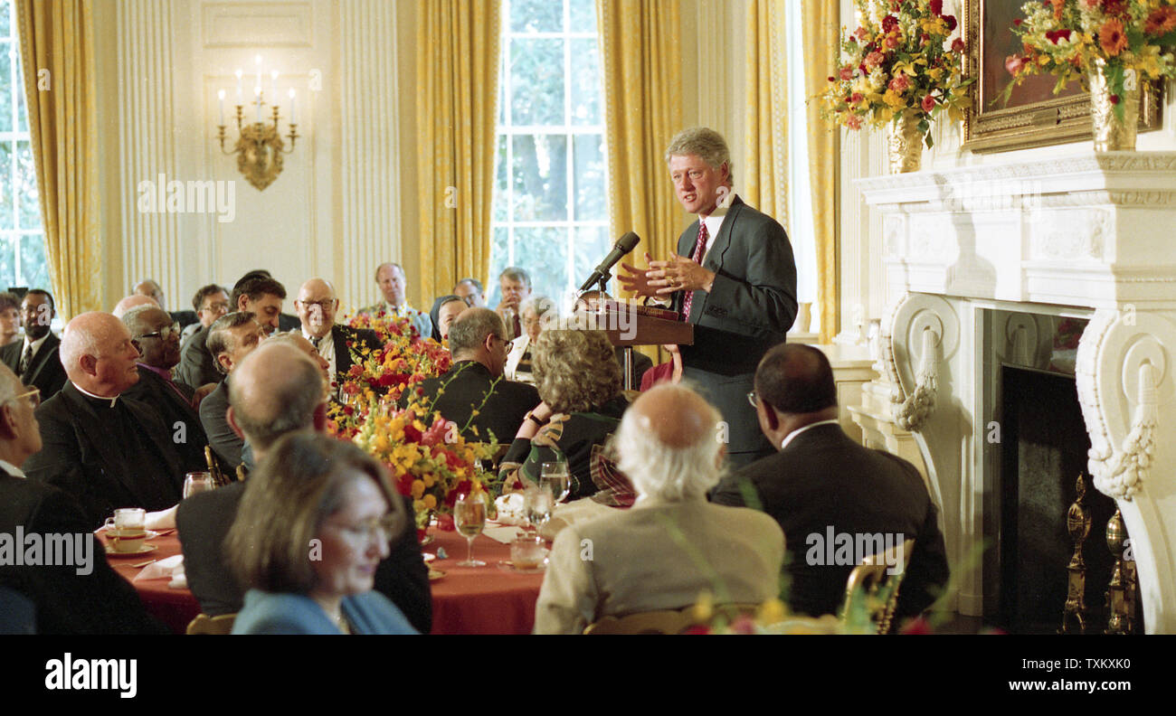 Le président américain Bill Clinton a la parole à un déjeuner interconfessionnel dans la salle à manger d'État à la Maison Blanche à Washington le 30 août 1993. UPI Banque D'Images